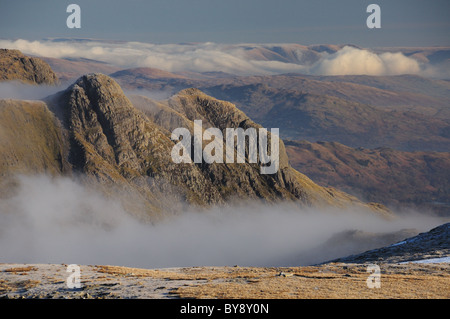 Langdale Pikes au-dessus du nuage dans le Lake District Banque D'Images