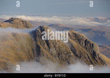 Langdale Pikes au-dessus du nuage dans le Lake District Banque D'Images