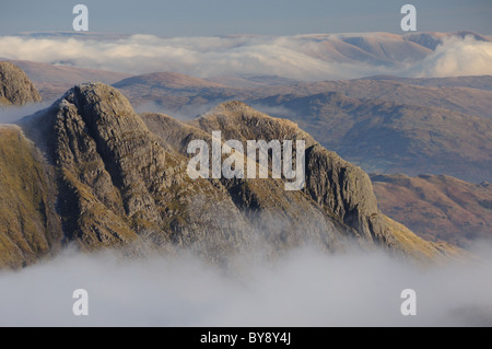 Langdale Pikes au-dessus du nuage dans le Lake District Banque D'Images