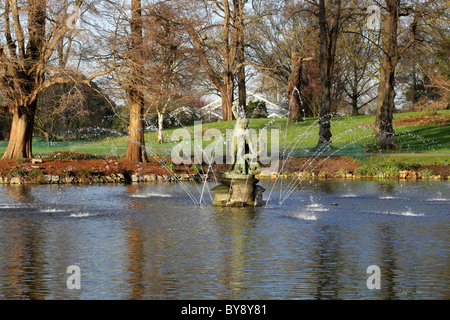 Fontaine et Statue de Hercules Wrestling la rivière Serpent-dieu Achelous sur le lac à Kew Royal Botanical Gardens. Banque D'Images