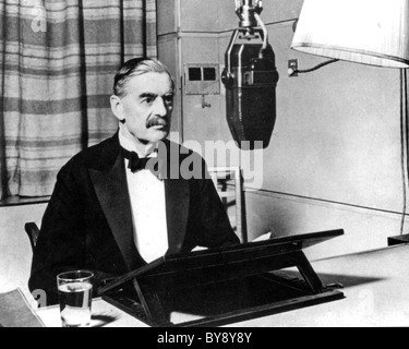 NEVILLE Chamberlain (1869-1940) en tant que Premier ministre britannique broadcasting la déclaration de la guerre à l'Allemagne le 3 septembre 1939 Banque D'Images