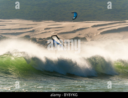 Windsurf à Tarifa, Cadix, Costa de la Luz, Andalousie, espagne. Banque D'Images