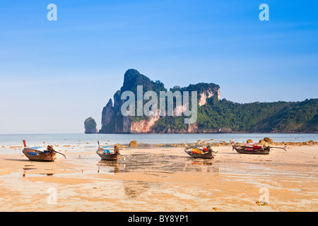 Loh Dalam Bay (plage du Nord), Ko Phi Phi Don, Thaïlande Banque D'Images