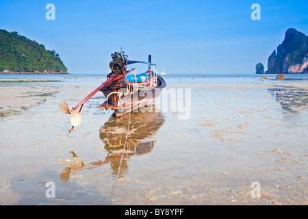 Bateau à longue queue a été enaché dans la baie de Loh Dalam (North Beach), Ko Phi Phi Don, Thaïlande Banque D'Images