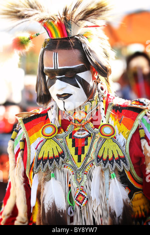 SCOTTSDALE, AZ - NOV 7 : Les danseurs participent à la 24e édition du Red Mountain Eagle Pow-wow le 7 novembre 2010 à Scottsdale, AZ. Banque D'Images