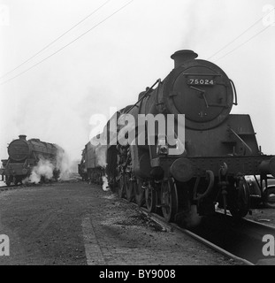 British Railways Class BR4/1 4-6-0 locomotives à vapeur Wolverhampton 1967 Grande-Bretagne photo des années 1960 PAR DAVID BAGNALL Banque D'Images