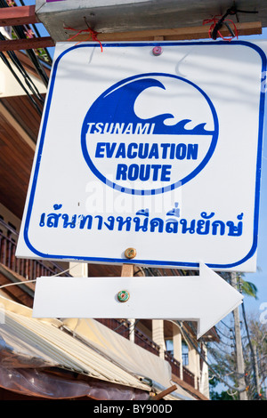 Conseil de notification de la route d'évacuation du tsunami, Ko Phi Don, Thaïlande Banque D'Images