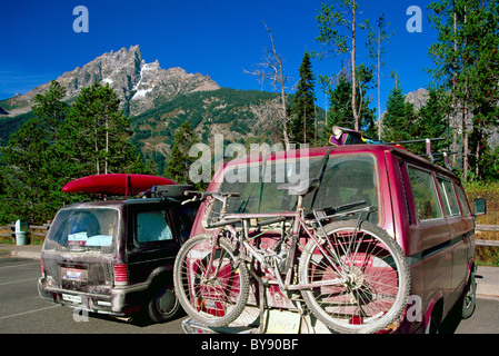 Parc National de Grand Teton, Wyoming, WY, États-Unis d'Amérique - voitures garées dans le parking lot ci-dessous et le Grand Teton Teton Range Mountain Banque D'Images