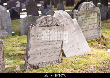 Les pierres tombales dans King's Chapel Burying Ground, Tremont Street, Boston, MA Banque D'Images