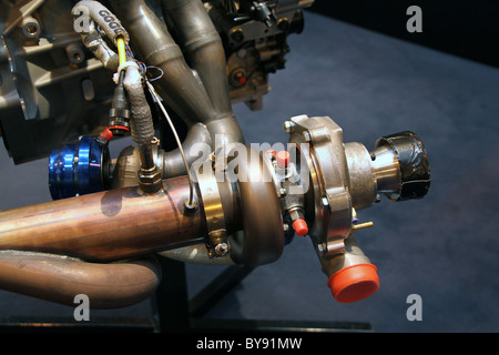 Moteur de course modernes à haute performance unité turbo sur le système d'échappement. Banque D'Images