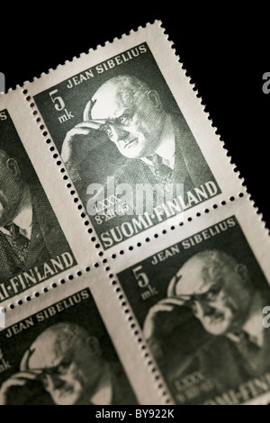 Les timbres commémoratifs de 1945 finlandais : le compositeur Jean Sibelius' 80e anniversaire. Banque D'Images