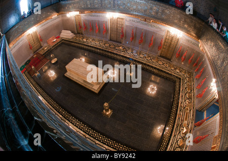 Mausolée du roi Mohammed V (terminé en 1971) sur l'esplanade Yacoub al-Mansour à Rabat, au Maroc. Au centre, la tombe de Mohammed V et sur les côtés derrière ses deux fils, feu le roi Hassan II et le prince Abdallah. Banque D'Images