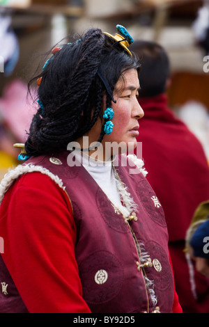 Les femmes tibétaines pèlerins avec les perles dans ses cheveux dans le Barkhor, Lhassa, Tibet. JMH4494 Banque D'Images