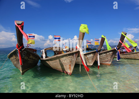 Longtail traditionnels bateaux de pêche, Railay, Ko Phi Phi Island, Thaïlande Banque D'Images