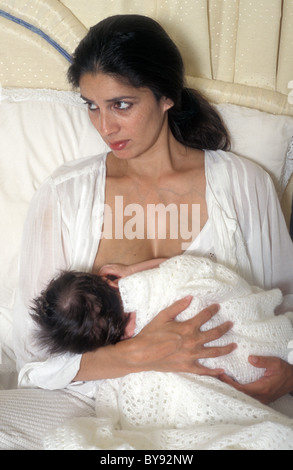 Femme malheureuse d'allaiter son bébé nouveau-né Banque D'Images