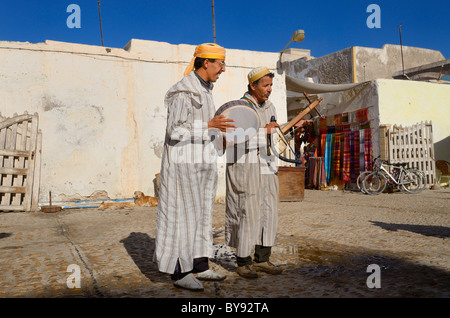 Des musiciens jouant de la rue marocaine musique folklorique andalouse sur rabab et bendir à essaouira maroc Banque D'Images