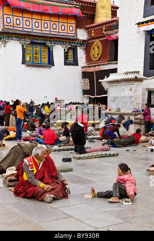 Les pèlerins à l'extérieur de l'entrée à la Temple du Jokhang à Lhassa au Tibet Quartier du Barkhor. JMH4503 Banque D'Images