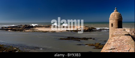 Petit panorama de l'île d'Essaouira avec les ruines du fort ancienne dans l'océan Atlantique à partir de la Sqala du port forteresse essaouira maroc Banque D'Images