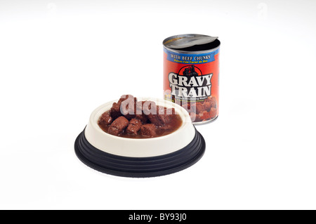 Bol de la sauce viandé aliments pour chiens en sauce avec peut ouvrir sur fond blanc, cut out. Banque D'Images