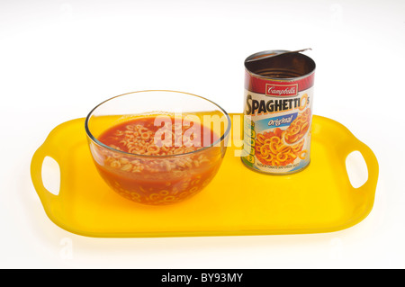 Plat de spaghetti-O's avec sauce tomate sur plateau avec ouvert peut de spaghetti-O's sur fond blanc, cut out. Banque D'Images