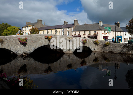 Pont sur la Rivière Carrowbeg, courant à travers le Mall, Westport, Comté de Mayo, Irlande Banque D'Images