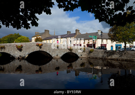 Pont sur la Rivière Carrowbeg, courant à travers le Mall, Westport, Comté de Mayo, Irlande Banque D'Images