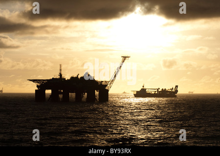 Plates-formes pétrolières et des navires dans le bassin de Campos, l'état de Rio de Janeiro, Brésil, pendant l'heure du coucher du soleil. 2011 Banque D'Images