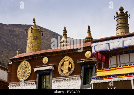 Ornements de toit au monastère de Drepung, à Lhassa, au Tibet. JMH4545 Banque D'Images