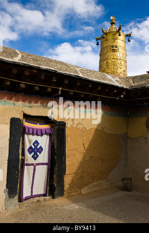 Ornement de toit et porte au monastère de Drepung, à Lhassa, au Tibet. JMH4547 Banque D'Images