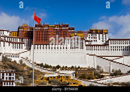 République populaire de Chine drapeau à l'avant du Palais du Potala, Lhassa au Tibet. JMH4558 Banque D'Images