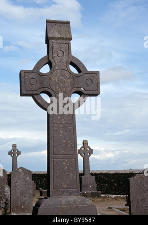 Numérisation de diapositives sur Nikon 9000 ED. Croix celtique dans le cimetière historique au rocher de Cashel en Irlande. Banque D'Images