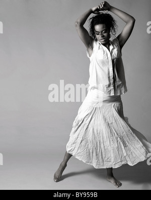 Young african american dancer en studio. Banque D'Images