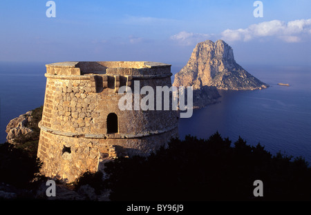 Isle Es Vedra, Wachturm Torre del Pirata ( = Torre des Savinar), Cap del Jueu, Ibiza, Espagne Banque D'Images