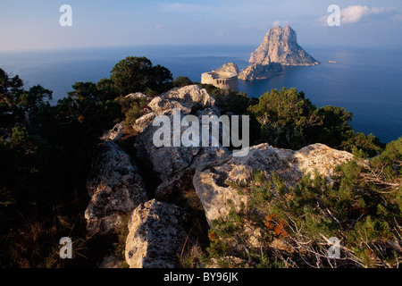 Isle Es Vedra, Wachturm Torre del Pirata ( = Torre des Savinar), Cap del Jueu, Ibiza, Espagne Banque D'Images