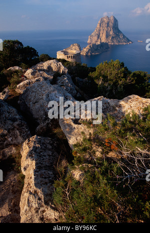 Isle Es Vedra, Wachturm Torre del Pirata ( = Torre des Savinar), Cap del Jueu, Ibiza, Espagne Banque D'Images