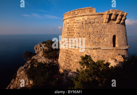 Isle Es Vedra, Wachturm Torre del Pirata ( = Torre des Savinar), Cap del Jueu, Ibiza, Espagne Banque D'Images