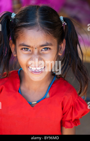 Heureux jeunes pauvres caste inférieure Indian street girl smiling. L'Andhra Pradesh, INDI. Banque D'Images