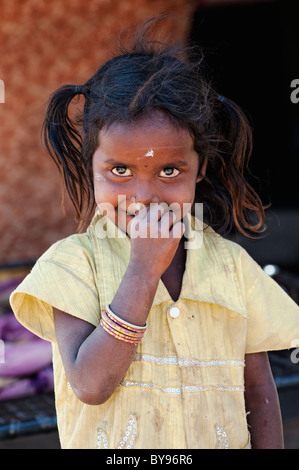 Heureux jeunes pauvres caste inférieure Indian street girl smiling. L'Andhra Pradesh, Inde Banque D'Images