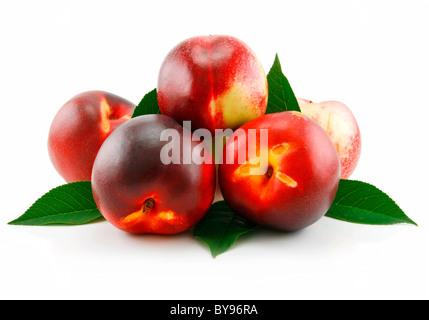 Pêche mûre (Nectarine) avec des feuilles vertes Banque D'Images