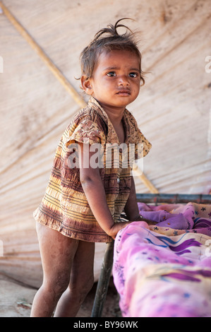 Les Indiens de castes inférieures pauvres rue bébé fille dans sa maison de toile. L'Andhra Pradesh, Inde. Selective focus Banque D'Images