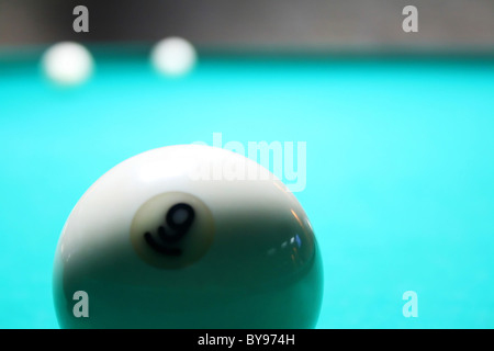 Boule de billard blanc sur fond vert. Banque D'Images