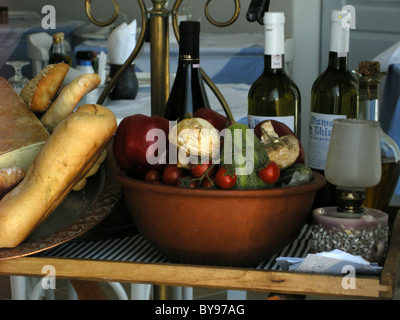 Bouteilles de vin & alimentation affichée sur une table dans un restaurant sur l'île grecque de Santorin dans la mer Égée Banque D'Images