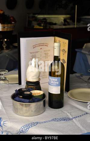 Bouteilles de vin & alimentation affichée sur une table dans un restaurant sur l'île grecque de Santorin dans la mer Égée Banque D'Images