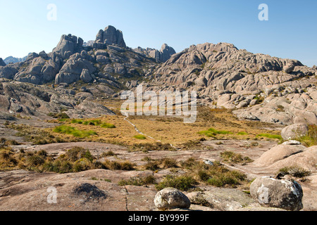 Sentier de randonnée à travers la montagne d'Andringitra Parc National dans le sud de Madagascar. Banque D'Images