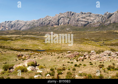 Vue sur le paysage et l'un des camps de la nuit dans le parc national de l'Andringitra dans le sud de Madagascar. Banque D'Images