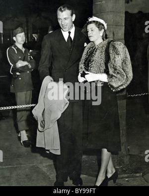 GARY COOPER arrive pour 1943 Oscars avec femme, Veronica Balfe Banque D'Images