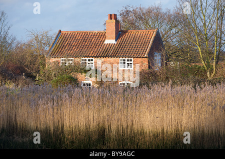 Riverside cottage, Suffolk, Angleterre. Banque D'Images