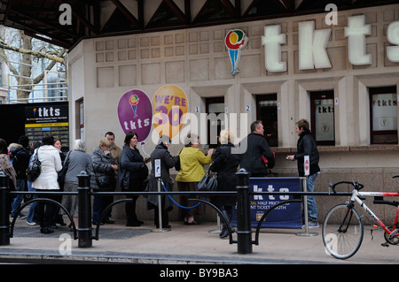 Moitié prix et réductions de billet de théâtre stand exploité par la Society of London Theatre sur Leicester Square Londres d'attente des clients Banque D'Images