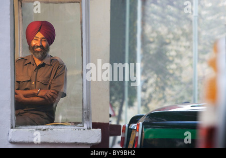 Portrait d'un Sikh chauffeur de taxi au service de taxi Banque D'Images