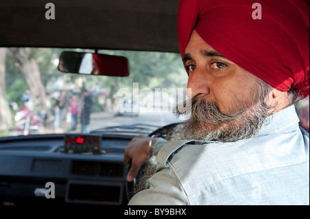 Portrait d'un Sikh chauffeur de taxi Banque D'Images